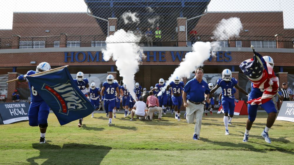沙巴官网 football players entering the field