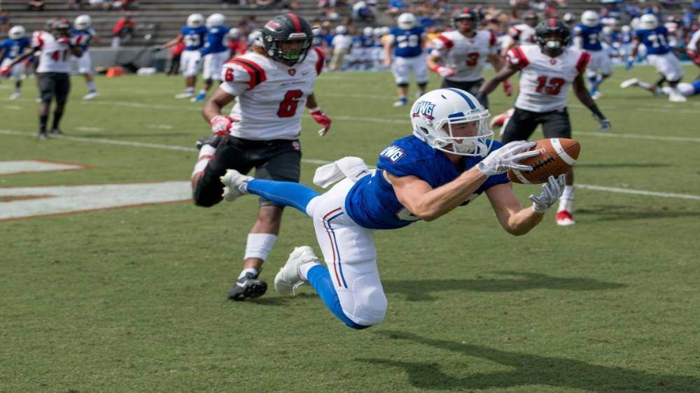 沙巴官网 Football player catching a football during a game