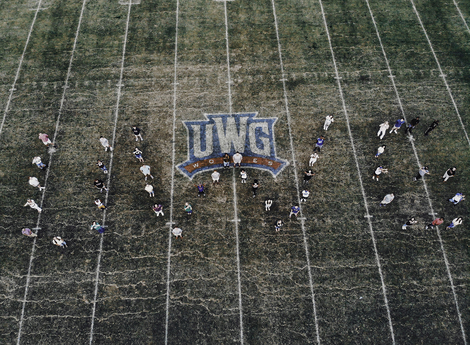greek life students on the 沙巴官网 football field