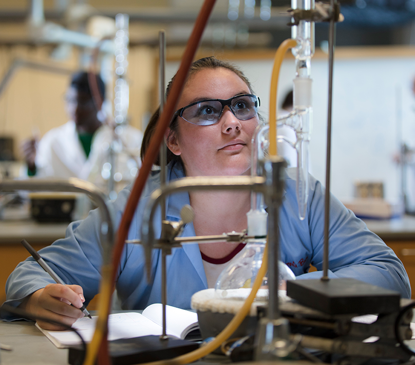 Female 沙巴官网 student performing a chemical experiment.