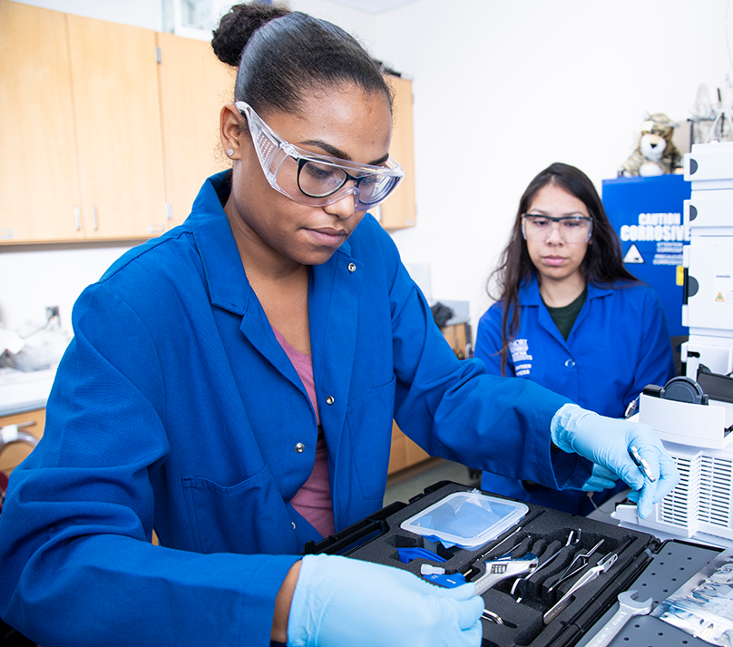 Two female 沙巴官网 students working in the lab.