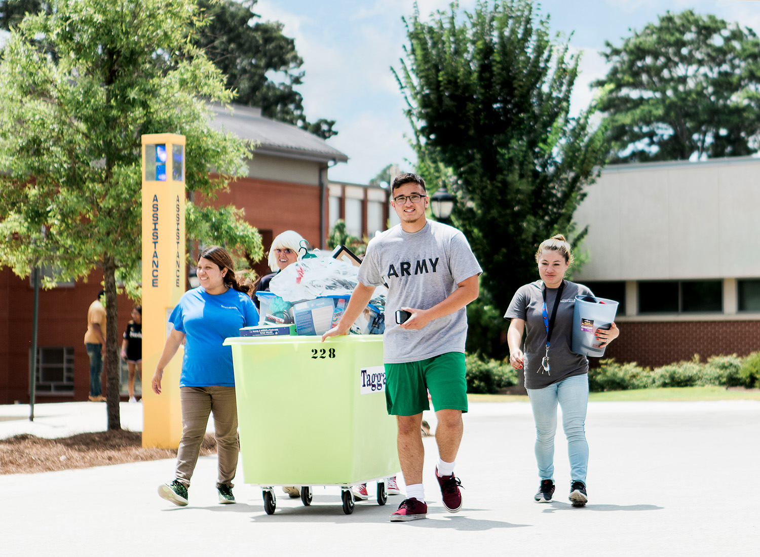 student receiving help from 沙巴官网 facilities for move in day