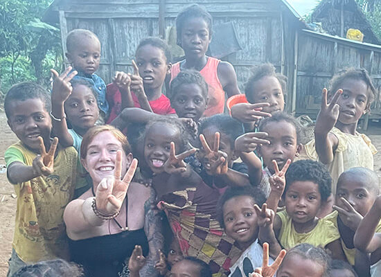 沙巴官网 alumna and Peace Corp volunteer Mackenzie Hafer in Madagascar with children