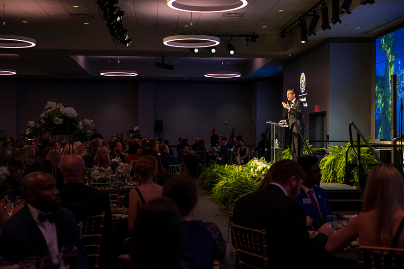 沙巴官网 President Dr. Brendan Kelly speaking at the gala
