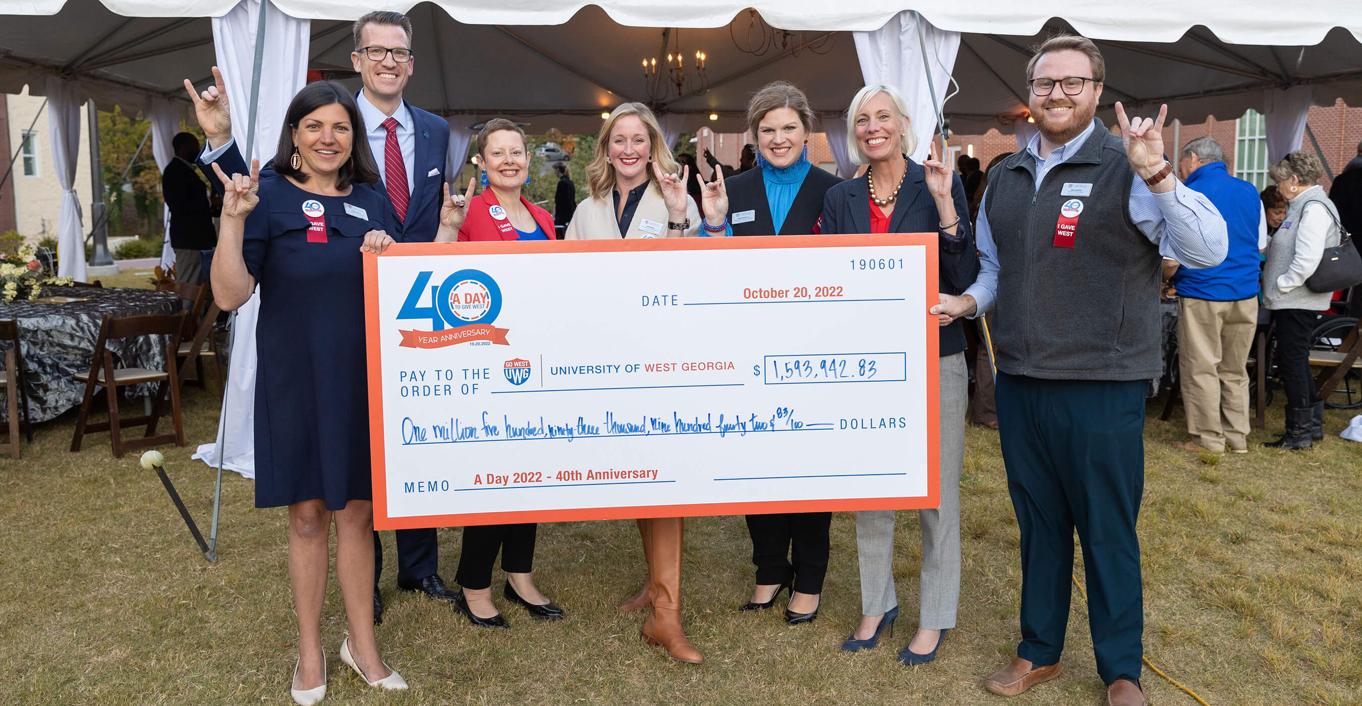 沙巴官网 friends and family hold a giant check