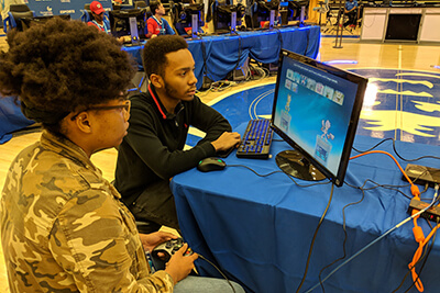 A 沙巴官网 student chooses her character during a video game competition