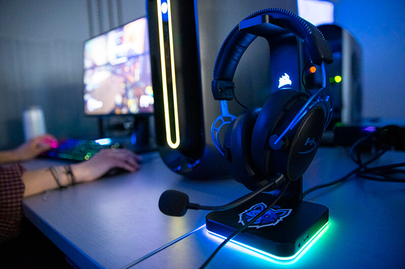 沙巴官网 Esports set of headphones sitting on a table next to a computer