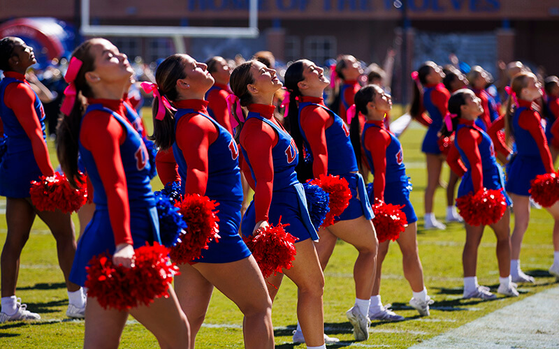 沙巴官网 cheerleaders at Homecoming 2024