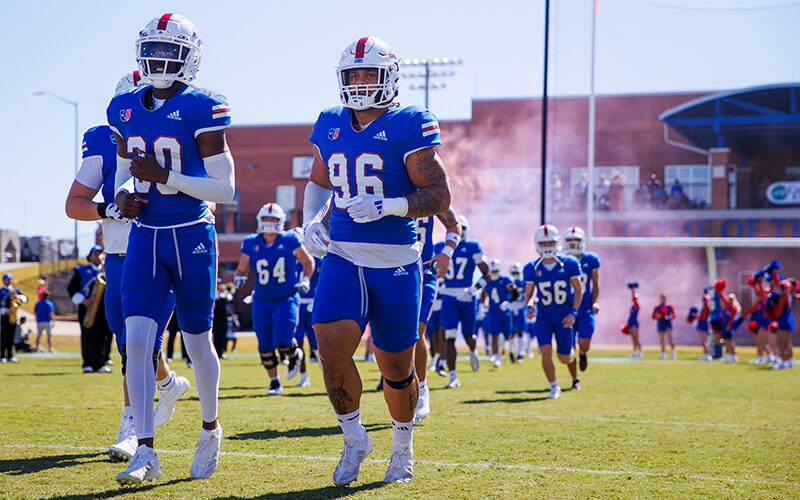 沙巴官网 football players take to the field at Homecoming 2024