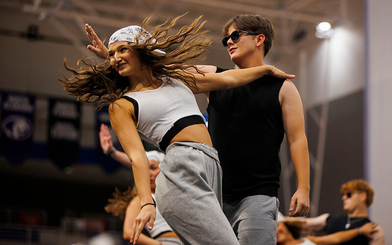 Greek Grind dancers at 沙巴官网's Homecoming 2024