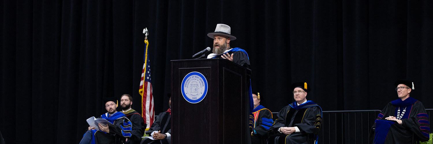 Zac Brown speaking at 沙巴官网 Spring 2023 Commencement, where he received an honorary degree