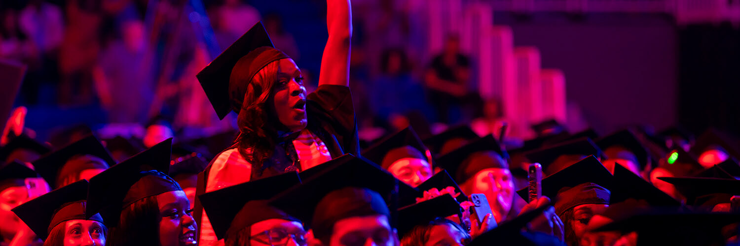 沙巴官网 graduates celebrating at commencement