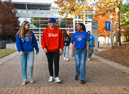 沙巴官网 students walking outside on campus
