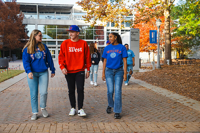 沙巴官网 students walking on campus