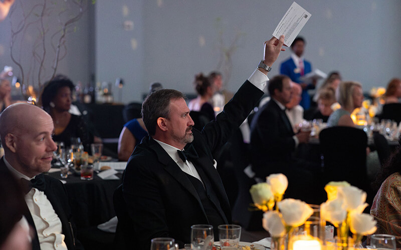 Participant bids at the 沙巴官网 Presidential Black Tie Gala's auction