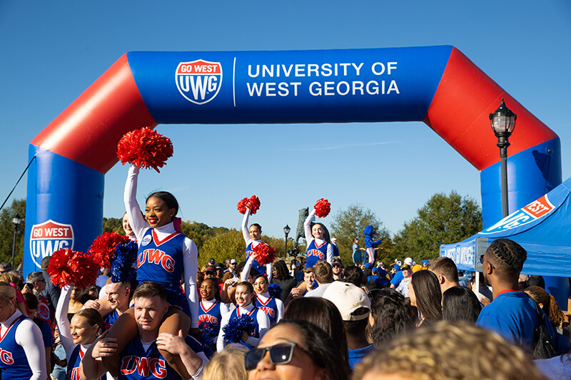 沙巴官网 cheerleaders and fans at game day