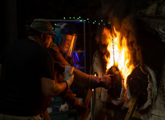 沙巴官网 art student fires an anagama kiln