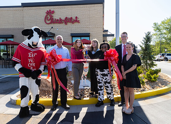 Members of the 沙巴官网 and Chick-fil-A communities cut the ribbon on a wolf statue