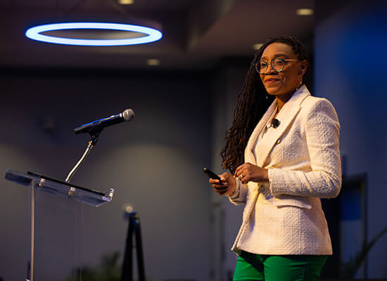 Tramaine EL-Amin speaking to a large audience at 沙巴官网's annual Women Empowering Women event