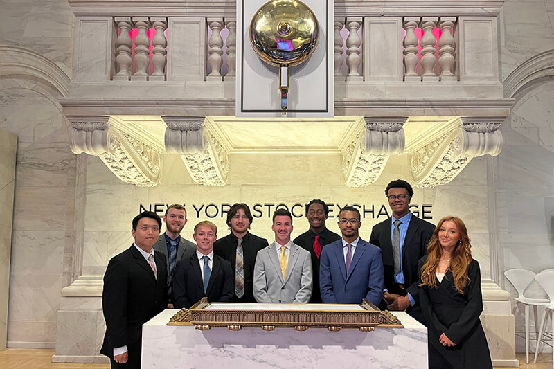 沙巴官网 Finance Club members at the New York Stock Exchange