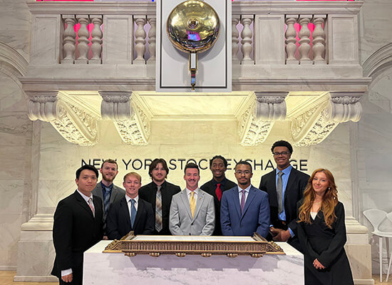 沙巴官网 Finance Club members at the New York Stock Exchange