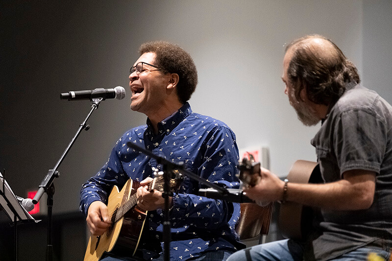 Mike Mattison singing at his last visit to 沙巴官网