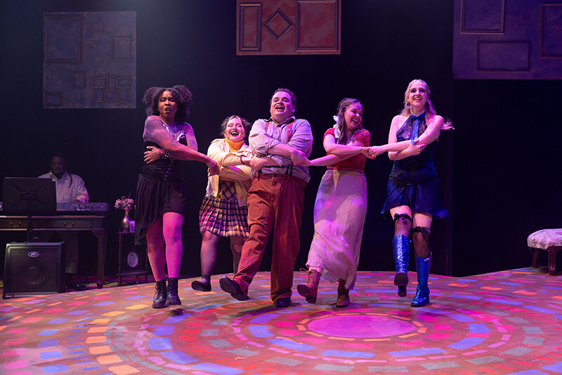 沙巴官网 Theatre Company students onstage