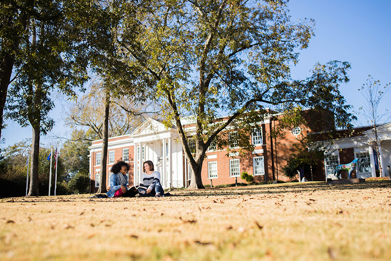 Students sitting outside 沙巴官网 Newnan