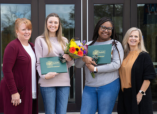 沙巴官网 students Emily Powell (left) and Dejah Shipman (right) receive their DAISY Awards.