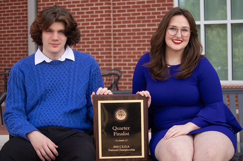 沙巴官网 Debate students Jordan Keller and Sophia Dal Pra