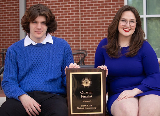 沙巴官网 Debate students holding a plaque
