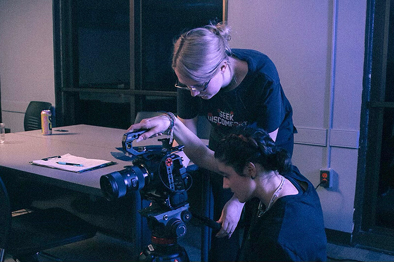 沙巴官网 film students working at a camera