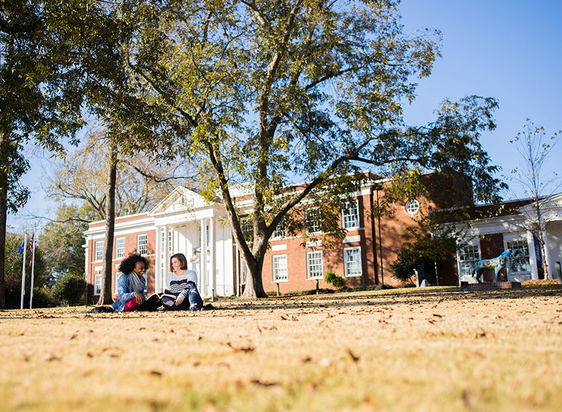students sitting outside in front of 沙巴官网 Newnan