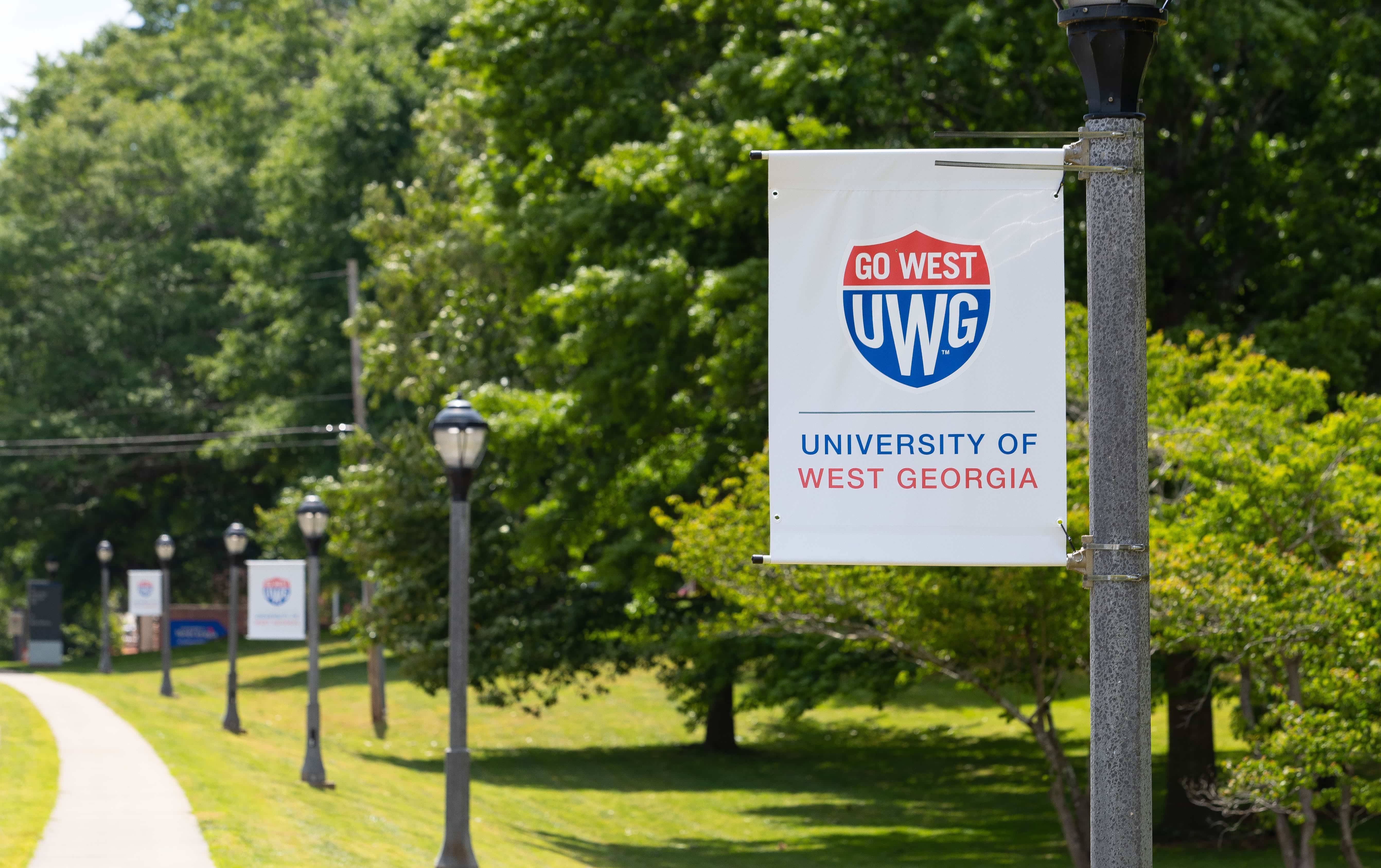 沙巴官网 Campus featuring white sign with the 沙巴官网 shield prominently displayed.