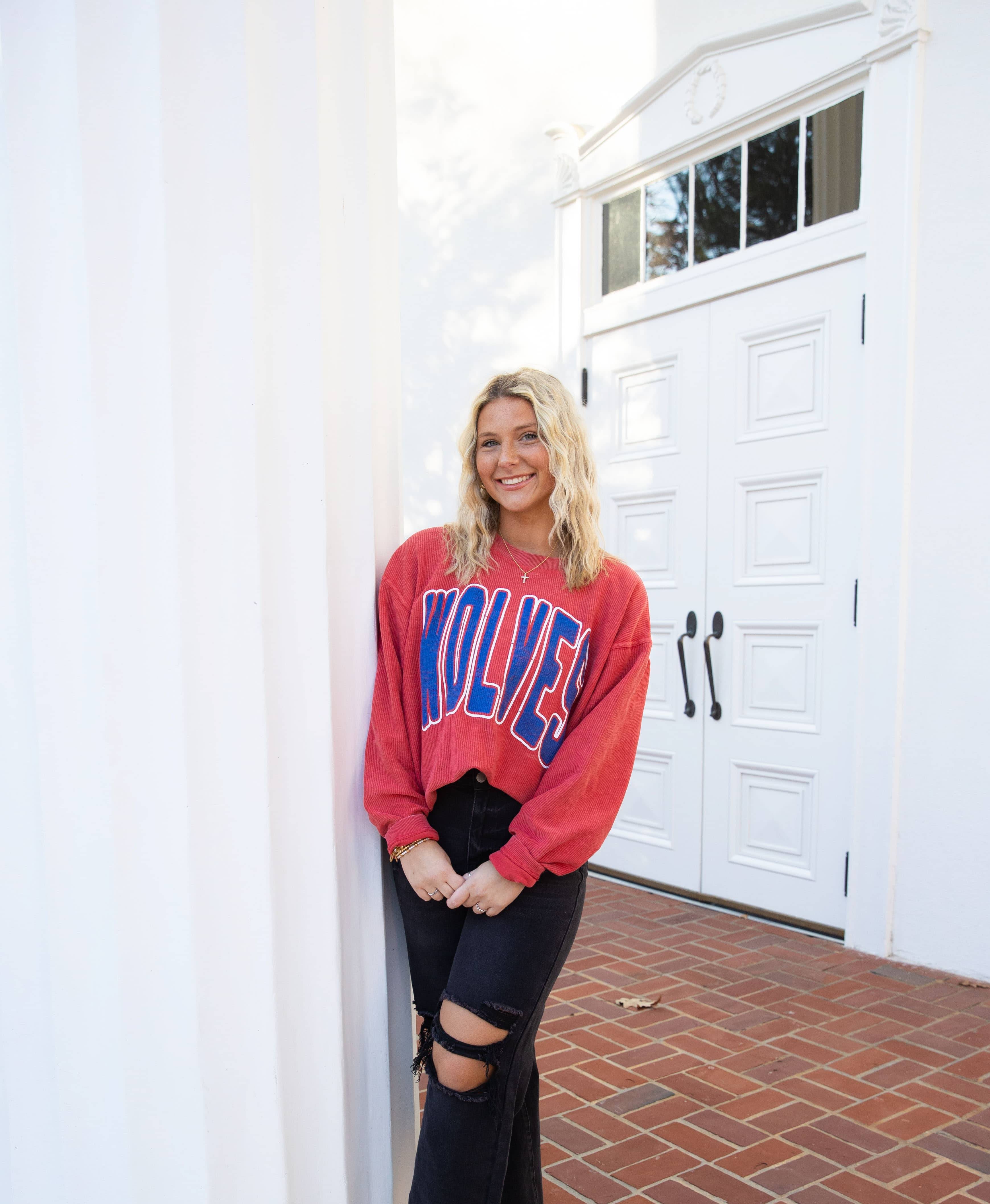 Emily Howie posing for an outside portait in her 沙巴官网 attire.