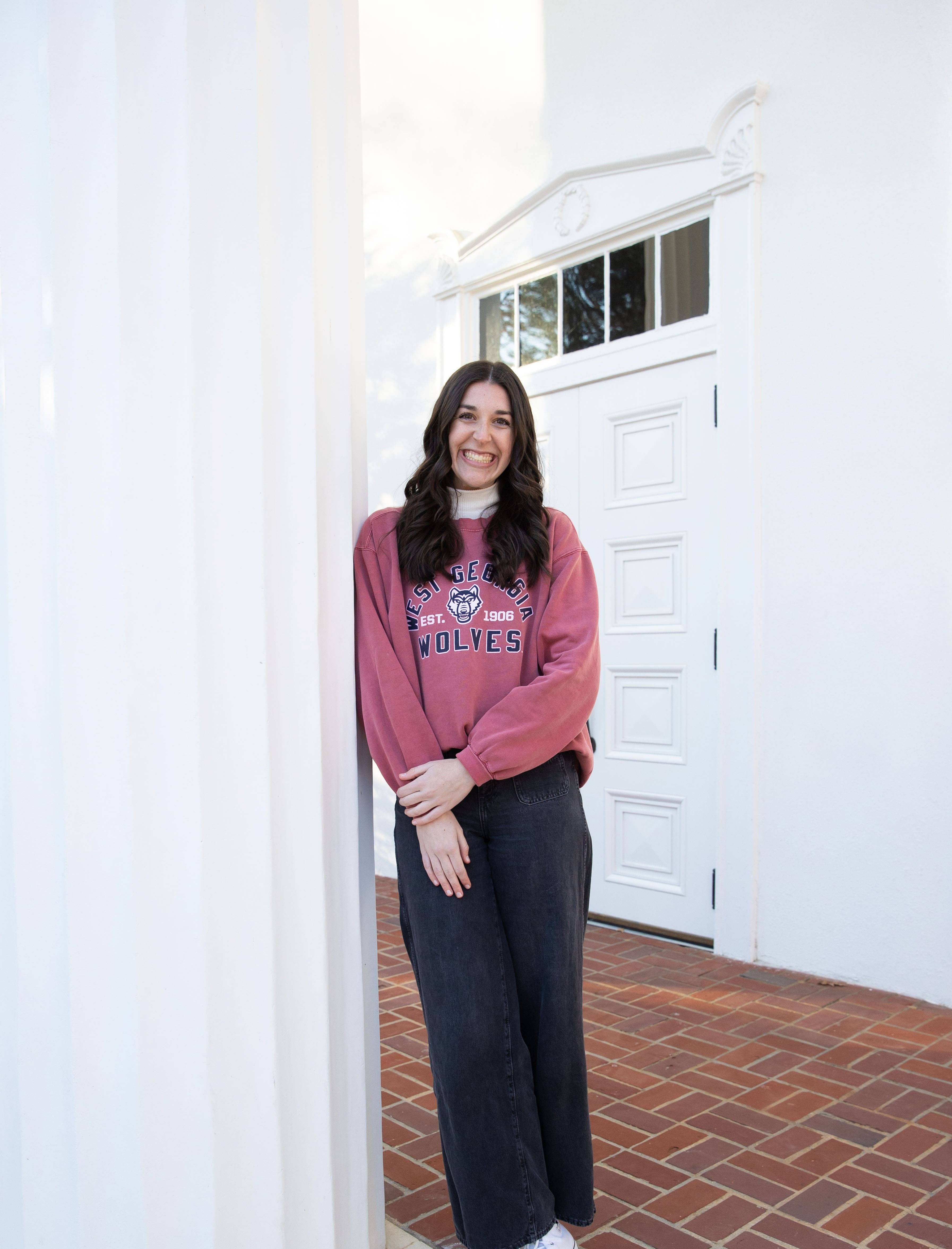 Lauren O'Bryan posing for sping portaits in her 沙巴官网 attire.